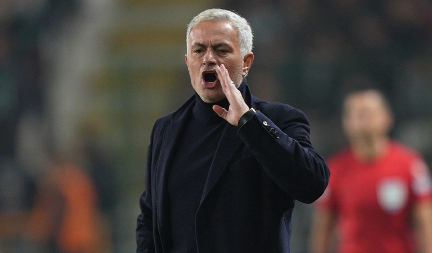Fenerbahçe Teknik Direktörü Jose Mourinho, maç sonrasında yaptığı açıklamada hatalarını kabul ederek, "Taraftarlar aslında takım gibiydi. Onlar da büyük destek gösteremedi, takım iyi performans gösteremedi, teknik direktör de iyi performans gösteremedi. Ibrox'ta iyi desteklenecekler, o stadyumu biliyorum. Birkaç günlük dinlenme fırsatımız olacak. Skriniar geldiğinden beri 10 maç üst üste 90 dakika oynadı. Kendimizi suçlamak dışında bir şey konuşmamamız lazım...." ifadelerini kullanmıştı. 
