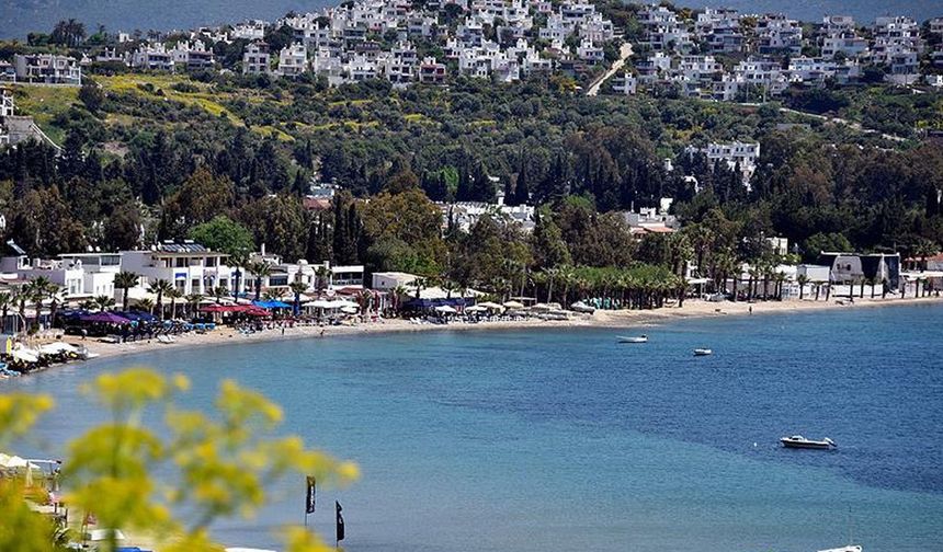 Tatil için en çok tercih edilen yerlerin başında Muğla geliyor. Fahiş fiyatlar ile sık sık gündeme gelen Muğla'ya tatile gitmek isteyen İstanbullu vatandaşlar için en ucuz otobüs, uçak ve otel fiyatlarını derledik. İşte 2 kişilik tatilin maliyeti...