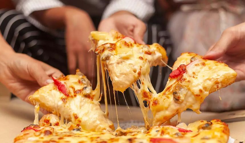Tavuklu pizzanın yükselişi, gece siparişlerindeki artış ve bölgesel farklılıklar gibi detaylar, pizza tüketim trendlerindeki dinamizmi ve kullanıcı tercihlerindeki çeşitliliği net bir şekilde ortaya koyuyor. 2024 yılında Yemeksepeti kullanıcıları arasında aylık ortalama 5 ve üzeri pizza siparişi verenlerin oranı yüzde 17 olarak gerçekleşti. Bir kullanıcı, yıl boyunca toplam bin 602 pizza siparişi verdi. Aylık bazda ise bir kullanıcı 321 pizza sipariş verdi.