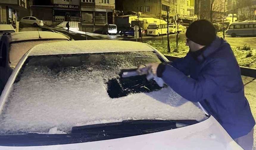 İstanbul’da dün sabah saatlerinde başlayan kar yağışı gün boyu etkisini sürdürdü. İstanbul Valisi Davut Gül tarafından yapılan açıklama sonrasında kent genelinde eğitime bir gün ara verildi.

