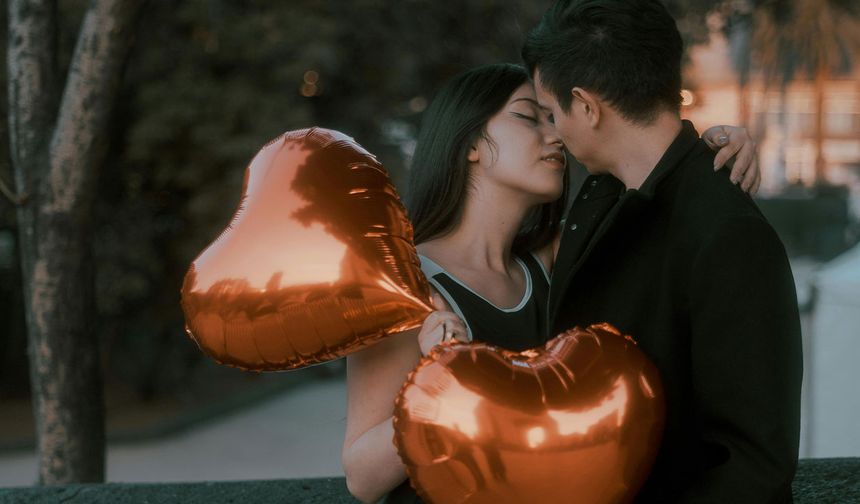 Moskviçmag dergisinin haberine göre, hizmeti sunan kişiler, sosyal medyada sevgilisi varmış gibi görünmek isteyen kadınlara eşlik ederek, onlarla birlikte lüks restoranlara gidip romantik fotoğraflar çektiriyor.

