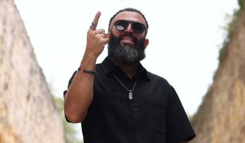 TURABİ ÇAMKIRAN

Survivor Turabi’nin geçtiğimiz hafta çıkardığı şarkı olay oldu. Aile Bakanlığı’nın talebiyle şarkıya erişim engeli getirildi. Ankara Cumhuriyet Başsavcılığı, Turabi hakkında kamuoyunda tepki çeken şarkı ve videosunun içeriğindeki "genel ahlakı bozucu" ve "kadınları aşağılayıcı" ifadeler nedeniyle "müstehcenlik" suçundan soruşturma başlattı.

Turabi hakkında yakalama kararı verildi.