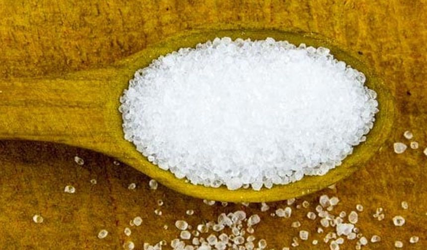 LİMON TUZU YÖNTEMİ

Limon tuzu, doğal asidik yapısıyla güçlü bir kireç çözücü olarak bilinir. İki yemek kaşığı limon tuzu serpin. Yaklaşık 15-20 dakika bekleyin, ardından fırça yardımıyla ovalayın. Sonuç olarak hem hijyenik hem de pırıl pırıl bir yüzey elde edeceksiniz.
