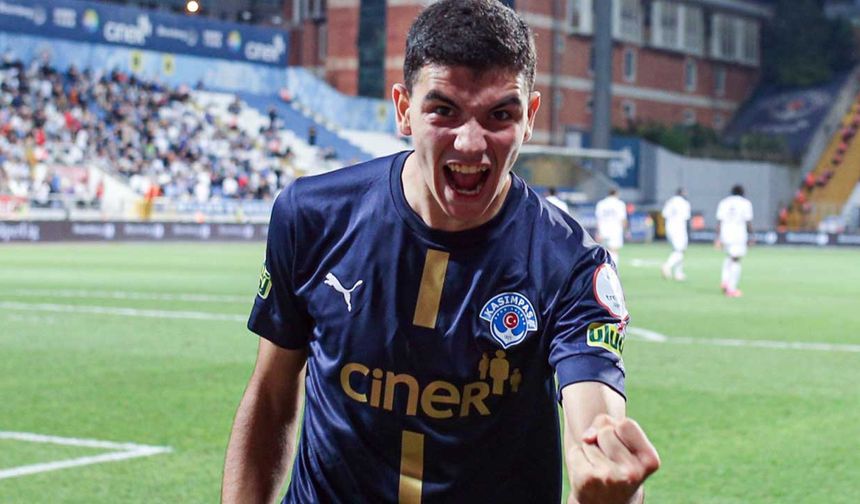 Sivas'ta yaşayan antrenör Ahad Ayvalıoğlu, gelecek sezon Aston Villa forması giyecek öğrencisi Yasin Özcan'ın başarısıyla gurur duyuyor. Antrenörlük kariyerini 2020 yılında sonlandıran Ayvalıoğlu, genç yaşlardan beri futbolun içerisinde olduğunu söyledi. Sivas'ta çeşitli amatör kulüplerin formasını giydiğini belirten Ayvalıoğlu, 1993-1994 sezonunda ise Sivasspor profesyonel takımında yardımcı antrenör olarak görev aldığını aktardı.