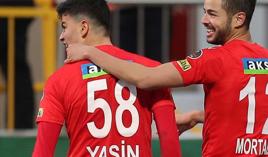 İngiltere Premier Lig ekibi Aston Villa'nın Trendyol Süper Lig temsilcisi Kasımpaşa'dan kadrosuna kattığı 18 yaşındaki Yasin Özcan'ın transferi, genç oyuncuyu okul bahçesinde keşfeden antrenör Ahad Ayvalıoğlu'nu gururlandırdı.