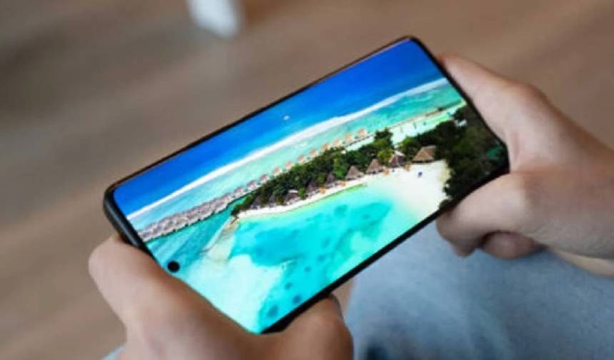 Bir akıllı telefonda en önemli bileşen ekrandır. Üreticiler için en zahmetli olan bu bileşen, bir telefonun neredeyse %50’sini oluşturuyor. Gerek görüntü netliği gerekse akıcılık açısından ekran teknolojileri arasında kıyasıya rekabet var. 

