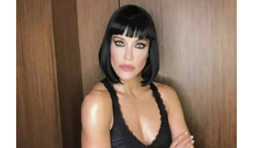 Eski manken Deniz Akkaya, Efe Önbilgin ile ilişkisinden dünyaya gelen kızıyla yaşadığı sorunların ardından hakkında soruşturma açılmıştı. Deniz Akkaya’nın eski kocasının talebi üzerine Ruh ve Sinir Hastalıkları Hastanesi’ne sevk edildiği iddia edilmişti.
