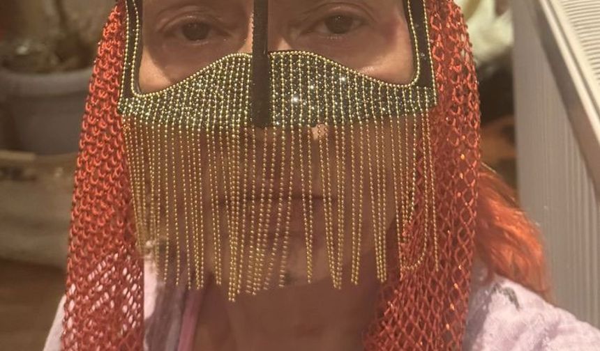 Yeni bir fotoğrafını paylaşan şarkıcı, bu kez yüzünü kapatan taşlı bir maske taktı. 