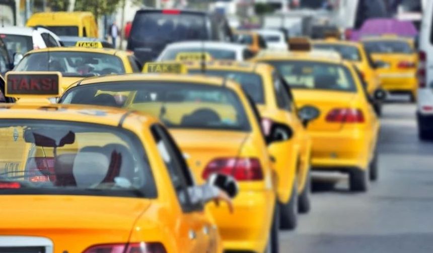 TAKTIRMAYAN ÇALIŞAMAYACAK

Yeni düzenleme kapsamında, 1 Mart 2025 tarihine kadar tüm taksilerin araç içi kamera sistemine sahip olması gerekiyor. Zorunluluk, sadece yolcu bölümünü değil, sürücü koltuğu dahil aracın içini ve ön yol görüşünü kapsayacak şekilde kamera kaydı alınmasını içeriyor. Kamera takmayan taksiler araç muayenesinden geçemeyecek ve çalışmaya devam edemeyecek.

