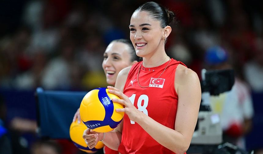 VakıfBank'ın kaptanı ve A Milli Voleybol Takımı'nın başarılı isimlerinden Zehra Güneş, kariyerinin yanı sıra sosyal medya paylaşımlarıyla da dikkat çekiyor.
