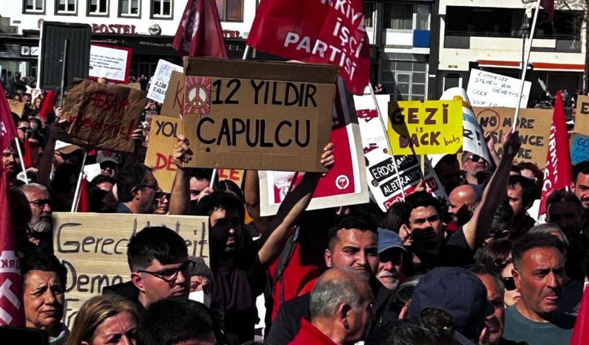 "KARŞI DEVRİMCİLERE, KÖTÜLÜĞE VE KARANLIĞA TESLİM OLMAYACAĞIZ!"

CHP Almanya Federasyonu başkanı Özgür Uçma, düzenlenen "Sandık Dayanışmasına Çağrı" Köln mitinginde yaptığı konuşmasında "Son operasyonların konusu ve amacı ne CHP ne de Ekrem İmamoğlu'yla hesaplaşmaktır. Konu: AKP ve cemaatlerin yani karşı devrimcilerin; Cumhuriyet kazanımlarını, değerlerini ve kalan son demokratik haklarımızı yok etme girişimidir." diyerek süreci özetledi ve "Cumhuriyet değerlerine, demokrasiye, özgürlüğe ve adalete inanan herkesi demokrasi direnişimize çağırıyoruz!" şeklindeki CHP'nin yurtiçi ve yurtdışında tüm devrimci demokrat insanlara yaptığı "Cumhuriyet ve demokrasi için birlik" çağrısını yineledi.