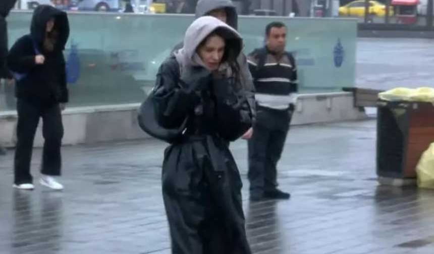 Taksim'de de hava sıcaklıklarının düşmesiyle beraber kaşkol ve bereler geri geldi. 