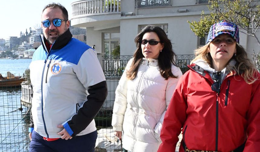 Komedyen Ata Demirer, İstanbul Bebek'te magazin muhabirlerine yakalandı. Arkadaşlarıyla birlikte görülen Demirer, basın mensuplarının soruları üzerine, "Spor yapmıyorum. Misafirliğe gidiyoruz bir yere. Hava güzel olduğu için yürüyerek gitmek istedik" dedi.

