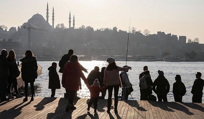 İstanbul ve İzmir'de yaşayanlar için önümüzdeki üç gün kritik olacak. Önümüzdeki üç gün boyunca İki şehrimizde yağışlı hava hakim olacak. Daha sonra yağışlı hava yerini güneşe bırakacak.