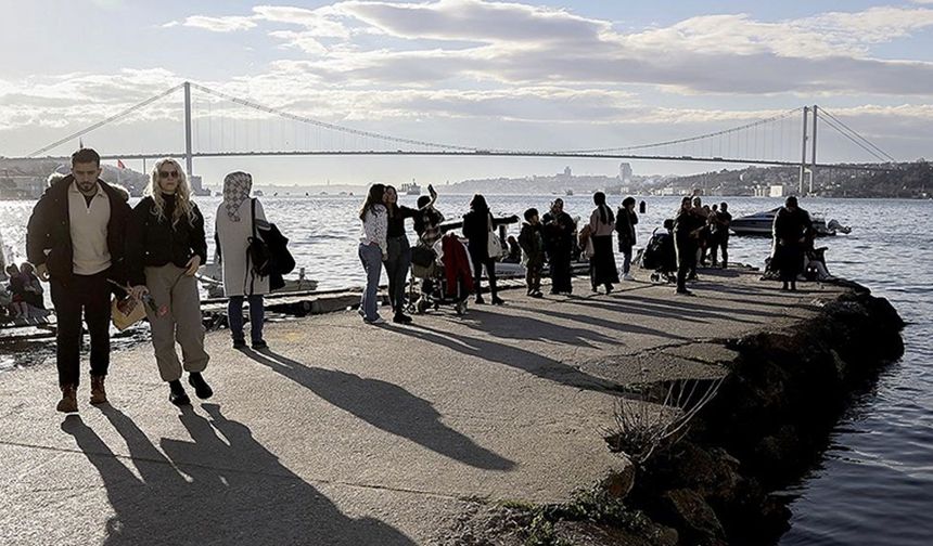 İstanbul'da yıllardır beklenen kar yağışı geçen haftalarda etkisini göstermişti. Megakent yağışı ve soğuk havanın etkisi altına girerken, mart ayının başlamasıyla birlikte yurttaşlara bahar müjdesi geldi.  

Meteoroloji uzmanları, hava sıcaklıklarının mevsim normallerinin üzerinde seyredeceğini ve 15 dereceyi bulabileceğini açıkladı. Bu kapsamda Ramazan ayının geçen haftalara göre daha sıcak geçmesi bekleniyor.