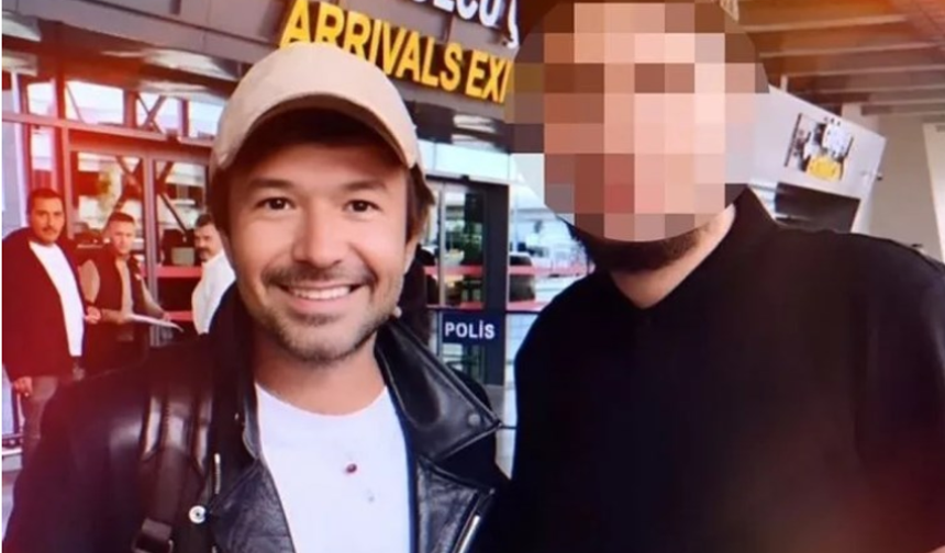 KARAVANLARI GÖZETLEDİ

Bu bilgileri yasa dışı veri satan “Panelciler” grubundan edindi. Aynı kişi, oyuncu Cemre Baysel’in setine izinsiz girerek karavanını gözetledi. 

Oyuncunun şikayeti üzerine İstanbul Emniyeti harekete geçerek E.G.’yi gözaltına aldı. Daha önce de benzer suçlardan kaydı olduğu öğrenilen E.G., adliyeye sevk edildi ve adli kontrol şartıyla serbest bırakıldı. 

Olay, ünlü isimleri ciddi şekilde tedirgin ederken, sosyal medyada büyük yankı uyandırdı.