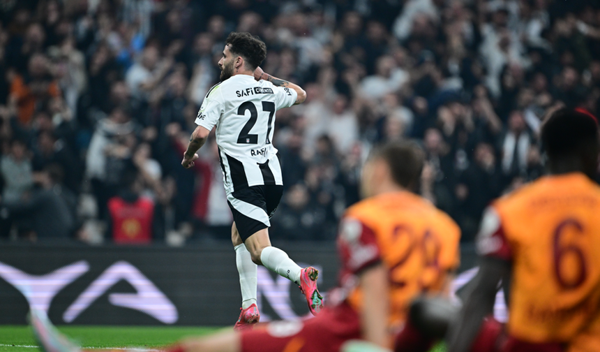 Beşiktaş'ın dev maça getirdiği Urs Meier'in yorumları şöyle:

25' Urs Meier: Beşiktaş'ın tehlike yaratabileceği bir atağı önlediği için Ernest Muçi'ye yapılan faulde rakip oyuncuya sarı kart verilmeliydi.