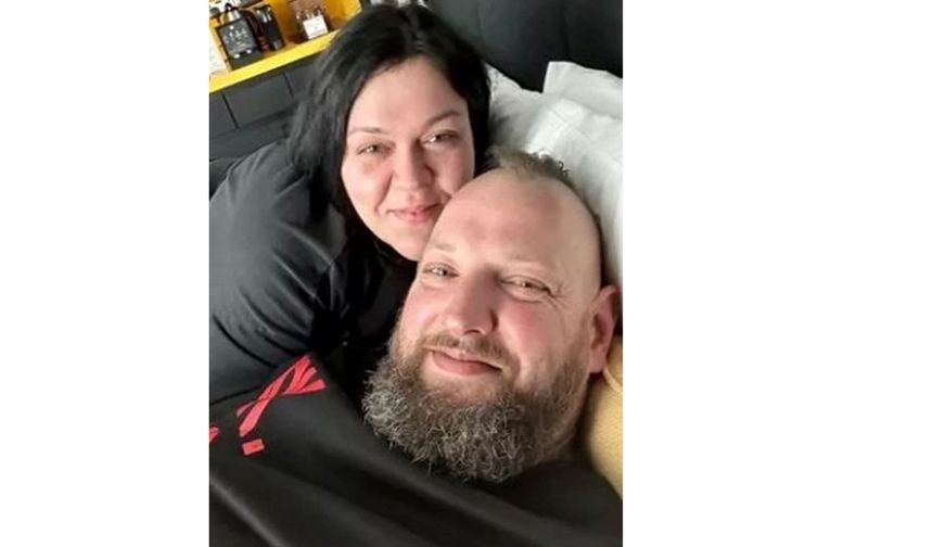 AĞRILARI GİDEREK ŞİDDETLENDİ 

The Mirror'da yer alan habere göre, geçtiğimiz Eylül ayında trajik bir şekilde dördüncü evre bağırsak kanseri teşhisi alan Kev Coles, mide ağrıları ve sindirim sorunlarına rağmen ortada belirgin bir semptom olmadığı için uzun bir süre hastaneye gitmedi. Ağrıları giderek şiddetlenen Coles, doktora danıştığında ise müshil ilacı verilip eve geri gönderildi. Ancak Coles'un daha sonra anormal derecede terlemeye başlaması ve ten renginin sarıya dönmesi, durumun ciddiyetini gözler önüne serdi.
