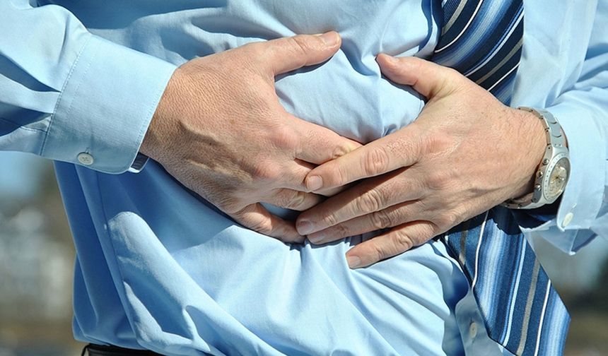 DİKKAT! GENÇLERDE YAYGINLAŞIYOR

Dr. Mark Soliman, bağırsak kanseri olarak bilinen kolon kanserinin gençlerde giderek daha sık görüldüğünü belirtiyor. Mart ayı, bağırsak kanseri farkındalık ayı olarak kabul edilirken, Dr. Soliman bu dönemde, gençlere semptomlardan utanmamaları ve erken teşhis için test yaptırmaları çağrısında bulunuyor. "Kolon ve rektum kanseri teşhisi konulan hastalar giderek daha gençleşiyor. 20'li yaşlarının ortasında agresif kanserli hastalar görüyorum" diyen Soliman, bu durumun oldukça yıkıcı olduğunu belirtiyor.