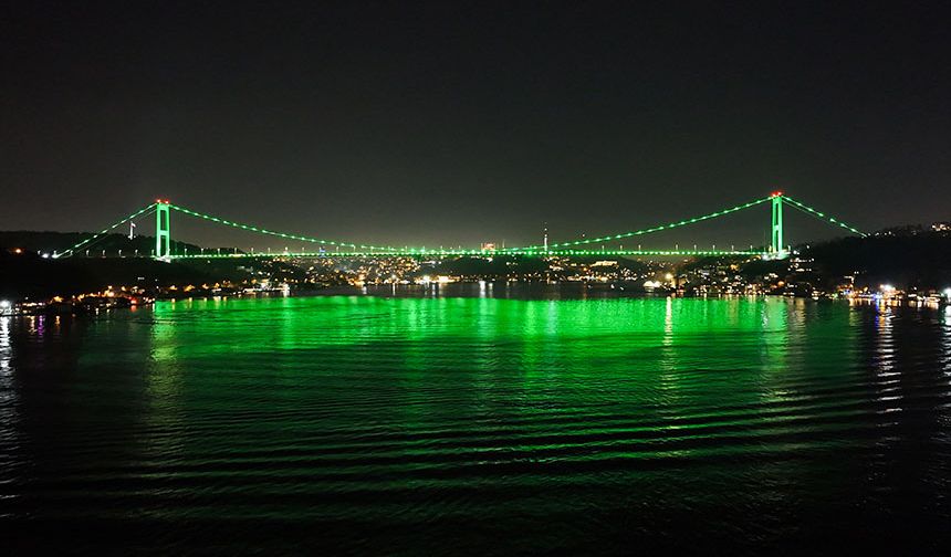 Bu kapsamda İstanbul'daki 2 köprü yeşil ışıkla aydınlatıldı.