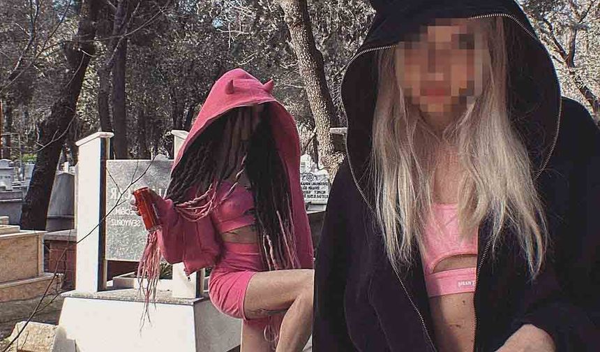 BİR DE SOSYAL MEDYADA PAYLAŞTILAR

Mezar taşlarının üzerine oturup, iskambil kağıdı oynayan ve kola içen 2 kadın, kayda aldıkları o görüntü ve fotoğrafları da sosyal medya hesaplarında paylaştı.