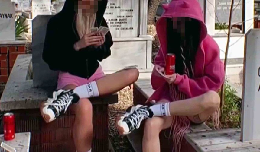 GÜVENLİK DIŞARI ÇIKARDI

Durumu fark eden güvenlik görevlileri, kadınları mezarlık dışına çıkardı. Kadınların paylaşımları, sosyal medyada tepki çekti.