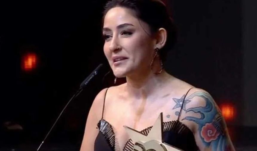 'Vursalar Ölemem' ve 'Hayatım Kaymış' gibi birçok hit şarkıya imza atan Melek Mosso, sosyal medya hesabından yaptığı paylaşımda, "'Bali Belly' hastalığına yakalandım. Sudan ve buzdan bulaşıyormuş" dedi. 