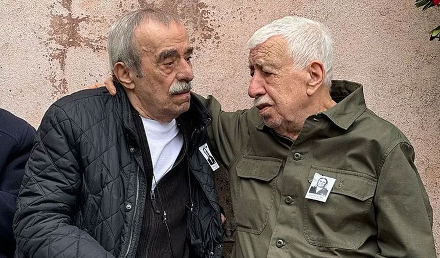 Cenaze törenine katılan Altuğ, hayatını kaybeden oyuncunun eşi Ahmet Gülhan'a destek oldu.