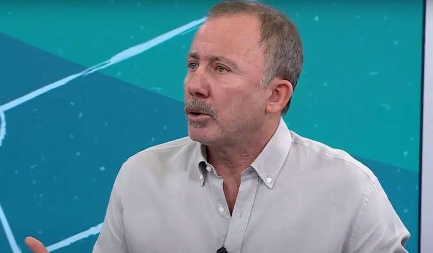 "Fenerbahçe'nin kenar ortalarından başka neden planı yok biliyor musun? Çünkü geride üçlü oynuyorlar. Zaten ortadan delecek adam yok. Talisca böyle maçları alsın diye alınmadı mı zaten. Şampiyonluk hedefi olan ve havaya da girmiş bir camiaydı değil mi? Bugün ilk pozisyonuna 72. dakikada girdi Fenerbahçe."

"Bana sorarsan Talisca'ya on üzerinden not versem sıfır. Bu maç özelinde konuşuyorum. Tadic için o da sıfır. En-Nesyri sıfır. Sen şampiyonluğa oynuyorsan. Elinde bu kadar oyuncu olup da üretemeyen bir takım bana saçma geldi. Samsunspor'un karşı kalede bir tane pozisyonu yok."