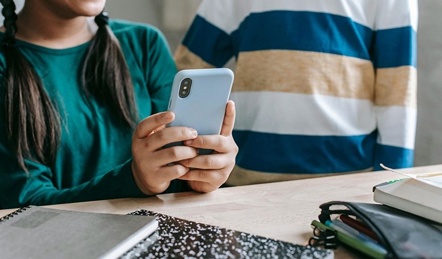 İtalya liselerde cep telefonunu yasakladı