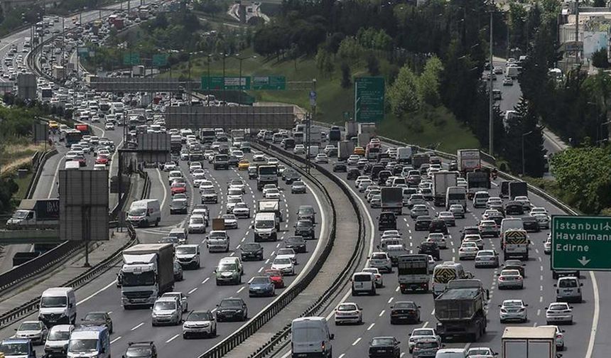 İktidar tarafından hazırlanan yeni yargı paketi, trafikte can ve mal güvenliğini tehlikeye atan sürücülere yönelik ağır yaptırımlar içeriyor. Düzenleme kapsamında; alkollü araç kullanmanın cezası hapisle birlikte artacak, drift atma ve ehliyetsiz araç kullanma gibi suçlar ise yaptırımlar ağırlaştırılacak. TBMM gündemine gelmesi beklenen yeni paket, trafik suçlarına karşı caydırıcılığı artırmayı amaçlıyor.