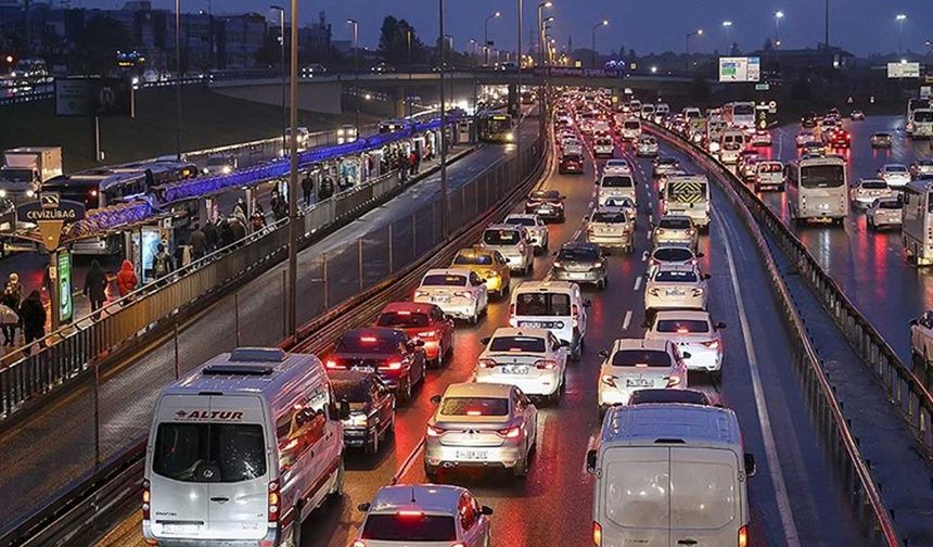 ALKOLLÜ ARAÇ KULLANMA CEZASI ARTIYOR

Türkiye Gazetesi'nde yer alan habere göre, Yeni yargı paketinde alkollü araç kullanma suçuna karşı oldukça sert düzenlemeler bulunuyor. 
Mevcut cezanın hapis kısmı 3 aydan 6 aya çıkarılacak ve cezanın yatarı olacak. Alkollü araç kullanmanın para cezası ise 9 bin 267 liradan 50 bin liraya yükseltilirken, ehliyete el koyma süresi 6 aydan 1 yıla çıkarılacak.