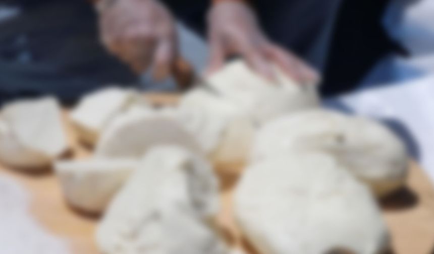 DOĞAL PROBİYOTİKLER İÇERİR

Tulum peyniri, özellikle fermantasyon süreci sayesinde doğal probiyotikler içerir. Bu özelliğiyle bağırsak sağlığını destekler ve sindirimi kolaylaştırır. Keçi sütünden yapılan çeşitleri ise düşük yağ oranıyla diyet dostudur.
