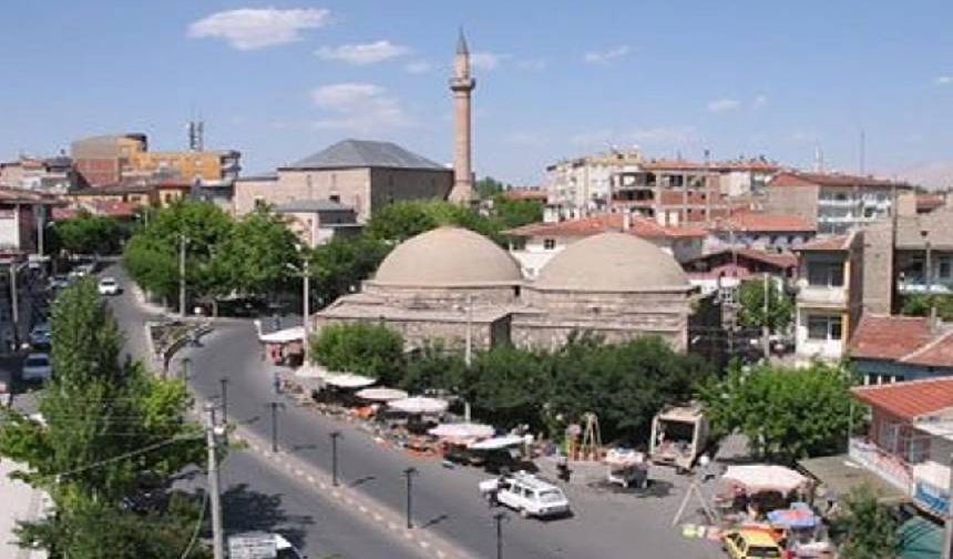 Momo maphiens isimli kullanıcının yazıkları şöyle;

Hayatımda karşılaştığım en dumur olay. daha önce 5 farklı şehirde yaşadım böylesine bir durumla karşılaşmadım. ilk duyduğumda nükleer savaş çıktığını veya deprem olduğunu sandım, yataktan sıçrayarak uyandım.

haydi bir şekilde bütün bir ilçenin müslüman ve ibadet ehli olduğunu kendi kendinize kabul ettiniz ve böyle bir uygulamaya ikna oldunuz. peki herkesin sağlıklı ve yetişkin bir birey olduğuna sizi ne ikna etti tam olarak? yeni doğan bebekler, hasta, yatağa veya dinlenmeye muhtaç insanlar sizin vatandaşınız değil mi? ulan hiç mi kimse çıkıp da bu saçma, rahatsız edici bir fikir demedi. kimse mi bu olaya karşı çıkmadı? size, kafanıza göre herkesi rahatsız etme hakkını kim veriyor?

ramazan bittiğinde ben de başkanın evinin önünde vuvuzela çalmazsam o da benim ayıbım olsun.