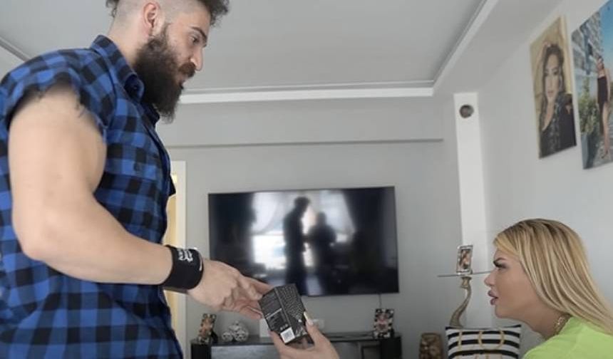 Gezgin kadın olduğunu söyleyerek verilen hediye reddetti.