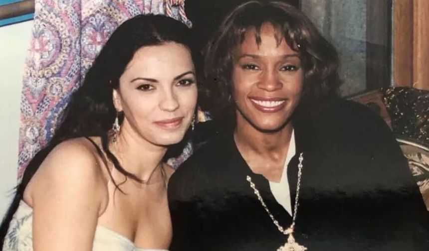 Yeşim Salkım ile Whitney Houston'ın yıllar önce çekilen fotoğrafı gündem oldu. 