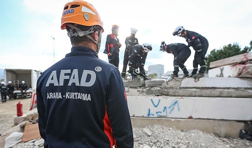 Depremin on binlerce can aldığı Türkiye, Kuzey Anadolu Fay Hattı, Doğu Anadolu Fay Hattı ve Batı Anadolu Fay Hattı gibi aktif fay hatlarıyla sismik açıdan hareketli bir bölgede yer alıyor.