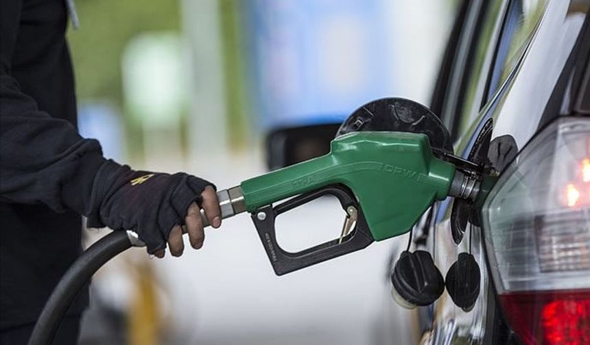 Brent petrol fiyatları ve dövizdeki değişiklikler akaryakıt fiyatlarını etkiliyor. Benzin fiyatlarına arka arkaya gelen indirimlerin ardından şimdi de zam geldi. İlk olarak 2 lira 24 kuruş olarak yapılan sonra da 1 lira 35 kuruş daha indirim uygulanan benzinin litresine bugece yarısı 82 kuruşluk bir zam yapıldı.

İşte güncel akaryakıt fiyatları: