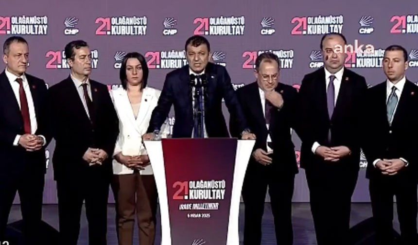 5 dakika geç kaldığı için adaylık başvurusunun kabul edilmediğini ifade eden Berhan Şimşek’i, Divan Başkanı Bülent Nuri Çavuşoğlu,"Bırakın 5 dakikayı, Genel Başkan'ın bir buçuk saatlik konuşmasının sonuna kadar bize hiçbir şey ulaşmamıştır" diye yanıtladı.