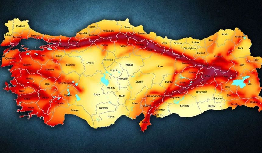 Türkiye'de 1939 yılında Erzincan'da, 1999 yılında Kocaeli Gölcük'te ve 1999 yılında Düzce ilinde yaşanan felaketler, binlerce can kaybına ve büyük maddi hasarlara yol açtı. En son 6 Şubat 2023’te Kahramanmaraş merkezli meydana gelen ve 11 ili etkileyen felaket ise hafızalara kazındı. 53 bin 537 vatandaşımızı kaybettiğimiz bu acı tablo, bir kez daha depreme karşı hazırlıklı olmanın ne kadar hayati olduğunu gösterdi.

İçişleri Bakanlığı Afet ve Acil Durum Yönetimi Başkanlığı (AFAD), Türkiye Deprem Tehlike Haritası’nı baz alarak yaptığı çalışmalar sonucunda deprem riskinin en düşük olduğu şehirleri kamuoyuyla paylaştı.
