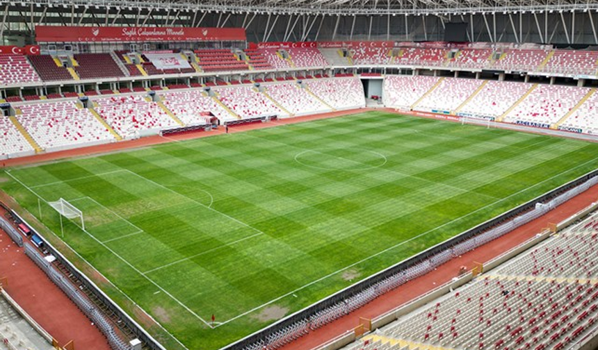 Süper Lig'de gözler pazar günü saat 19.00'da oynanacak Sivasspor-Fenerbahçe karşılaşmasına çevrildi.

Sivas'ta dün kar yağışı etkili olurken, kent merkezinde kar kalınlığı yer yer 10 santimetreyi aştı. Buna karşın yağış 4 Eylül Stadı'nı olumsuz etkilemedi. DHA'nın haberine göre alttan ısıtma sisteminin çalıştığı 4 Eylül Stadı zemininin karşılaşma için uygun olduğu gözlendi.