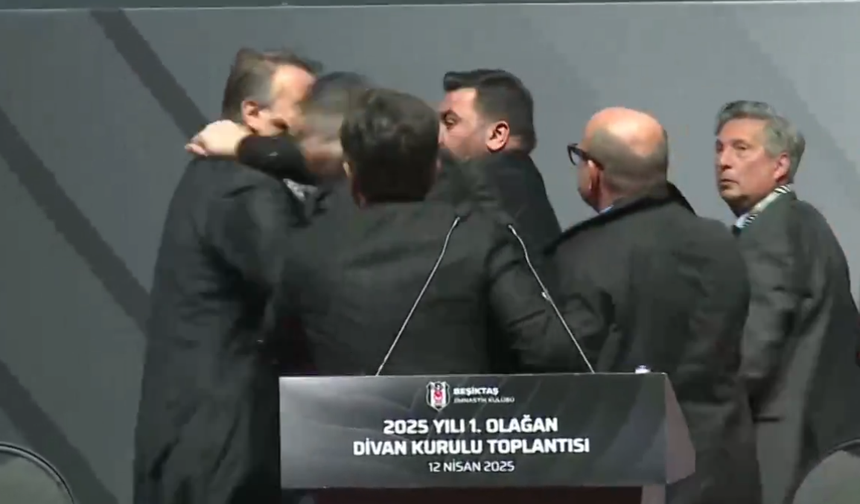 KAVGA NASIL ÇIKTI?
Arat'ın konuşma yaptığı esnada genel kurul üyeleriden tepki sesleri yükseldi. Divan Kurulu Başkanı, genel kurula ara vermek istedi ancak Arat ara verilmesi halinde konuşmasına devam etmeyeceğini belirtti. Tevfik Yamantürk ile Hasan Arat arasındaki tartışma çıktı. Arat, tartışma sırasında "Sen ne olacağını göreceksin" derken, Yamantürk, "Asıl sen göreceksin" diyerek eski başkanın üzerine yürüdü. Yamantürk daha sonra Arat'a yumruk attı. Arat'a fiziksel saldırı kürsüde devam ederken yaşanan olaylardan dolayı Beşiktaş Divan Kurulu'nun tatil edilmesine karar verildi.