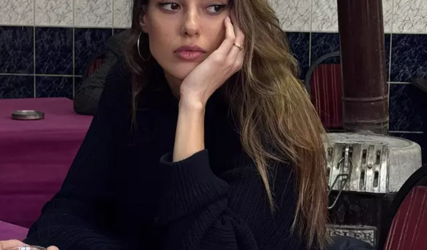 Oyuncu, bir köy kıraathanesine giderek burada çay içerken poz verdi. 