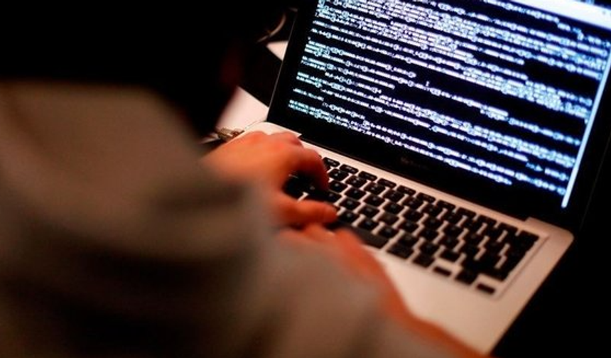 Aydın Çine'de Ramazan Bayramı öncesi yaşanan dolandırıcılık olayı birçok yurttaşın mağdur olmasına neden oldu. "Stonex" isimli uygulama üzerinden kurulan saadet zinciri, kısa sürede ilçede yayılarak vatandaşların dikkatini çekti. Umut tacirlerinin vaatlerine inanan 490 kişi, toplamda yaklaşık 100 milyon lirasını kaptırdı. 

Dolandırıcılık yöntemi şu şekilde işledi:

Stonex isimli uygulama içinde gruplar oluşturuldu ve yatırım fırsatları anlatıldı. Örneğin, 500 lira yatıran biri pamuk alabiliyor, 5 gün içinde günlük kazanç elde ediyordu.