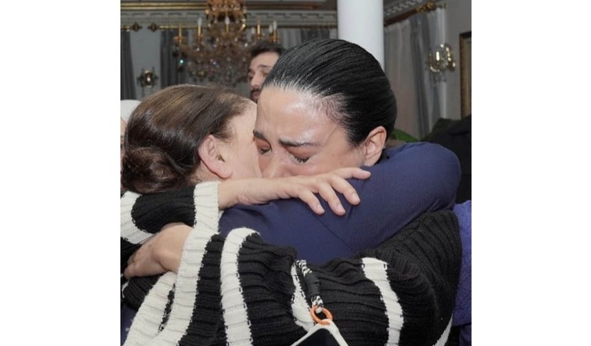Ceren Karakoç, Instagram hesabından Sibel Taşçıoğlu'yla fotoğraflarını paylaşıp şu sözlerle rol arkadaşına veda etti:

"Kızılcık’tan bir Sibel Taşçıoğlu geçti diyemeyeceğim çünkü kaldı…

Dostluğuyla kaldı , partnerliği ile kaldı, ustalığı ile kaldı , kendine her defasında hayran bırakan oyunculuğu ile kaldı , en önemlisi de güzel kalbi ile kaldı…

İşler başlar , biter ama dostluklar ve anılar hep baki kalır…

Şimdi buruğum biraz çünkü Ünal ailesinin bütün çocukları ve Kızılcık seti gerçekten annesiz kaldı…

Seni çok seviyorum Siboşum…

Yarenliğin için sonsuz teşekkür ediyorum …

Seni yeni projelerde izlemek için sabırsızlanıyorum …

Hep sevgiyle kal canım Sibel ablam…🤍"