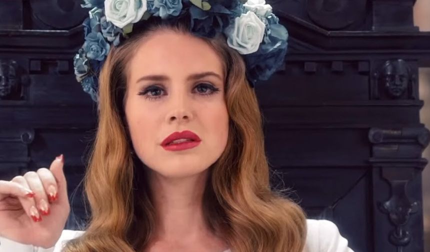 
39 yaşındaki dünyaca ünlü şarkıcı Lana Del Rey, 26 Eylül 2024'te Louisiana'da timsah turu rehberi Jeremy Dufrene ile sessiz sedasız nikah masasına oturmuştu.