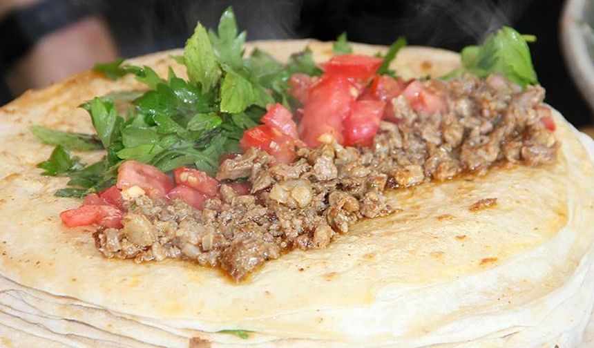Öte yandan 100 yemeğin yer aldığı listede Türkiye'nin en sevilen yemeklerde başı çeken İskender 25, kokoreç 65, lahmacun 66, tantuni 76 sıradan kendine yer buldu. 
