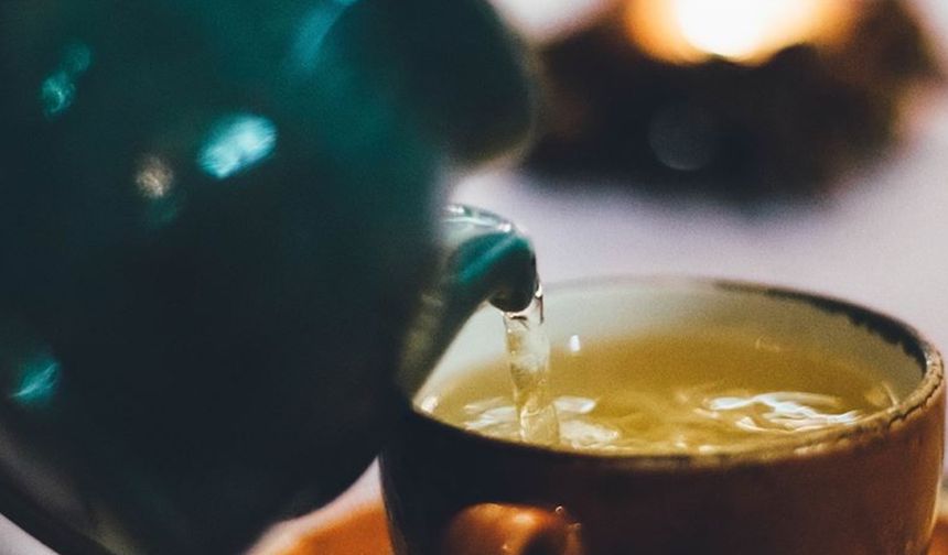 Yeşil çay ve matcha yakından ilişkili. Yeşil çay, yüksek antioksidan içeriği sayesinde kilo kaybına yardımcı oluyor. Araştırmalar yeşil çayın metabolizmayı hızlandırdığını ve yağ yakımını artırdığını gösteriyor. Bunda kafein oranının yüksek olmasının etkisi büyük.