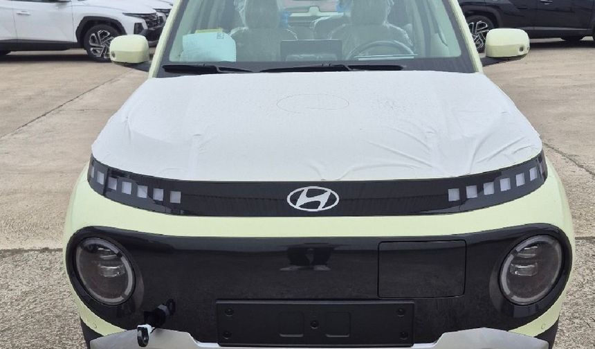 “En ucuz elektrikli olur mu?

-Hyundai'nin A-SUV segmentindeki küçük elektrikli modeli Inster, Türkiye pazarı için gün sayıyor-

Mayıs sonunda satışa sunulacak bu küçük modelden ilk parti Türkiye'ye ulaştı. 

2025'te dünyada yılın elektrikli otomobili seçilen Inster'in 49 kWh’lik uzun menzilli modeli 370 km’ye kadar menzil sunuyor. 

Hızlı şarj özelliği sayesinde %10’dan %80’e şarj yalnızca 30 dakikada tamamlanabiliyor. 

Yüzde 10'luk ÖTV diliminde yer alacak bu modelin fiyatının 1.3 milyon TL civarında olması bekleniyor.  

Not: Türkiye'de şu an en ucuz elektrikli otomobil 1.295.000 TL fiyata sahip C-HB sınıfındaki BYD Dolphin. 

Bakalım Inster, lansmana özel altına inecek mi?”
