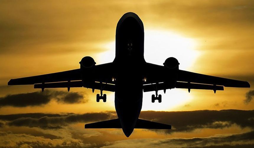 "BU İÇECEKLER HAKKINDA İKİ KEZ DÜŞÜNÜLMESİ GEREKİYOR"

DailyMail'de yer alan habere göre; Jet lag'i yenmek amacıyla kahve veya çay istemek cazip olsa da, Quigley, bu içecekler hakkında iki kez düşünülmesi gerektiğini ifade etti.